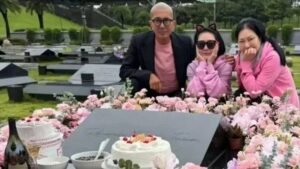 DJ Koo Jun Yup dan Keluarga Rayakan Ulang Tahun Barbie Hsu di Makam, Kenakan Pakaian Merah Muda