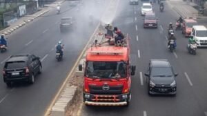 Penyemprotan Air Jadi Solusi Kurangi Polusi Debu Karhutla di Palembang